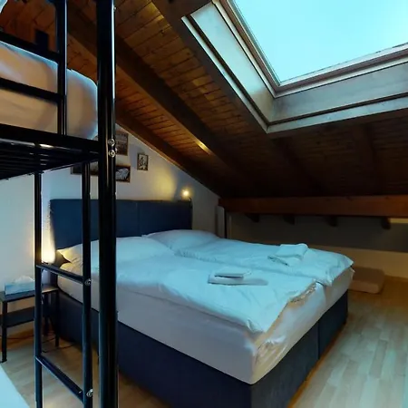 Beautiful 2 Bedrooms Apartment, Perfectly Located In Apartment *