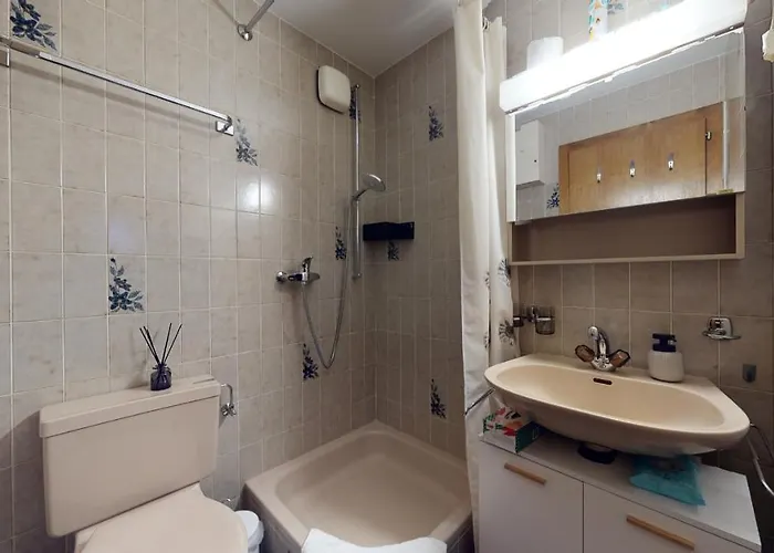Beautiful 2 Bedrooms Apartment, Perfectly Located In *